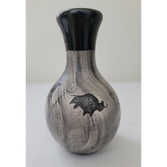 Binishtaa SIGNED Navajo Native American Petroglyph Etched Pottery 5" Vase - Picture 3 of 5